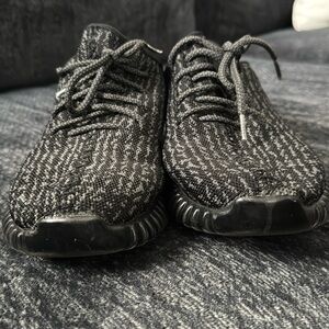 Adidas men’s Yeezy Boost 350
Pirate Black